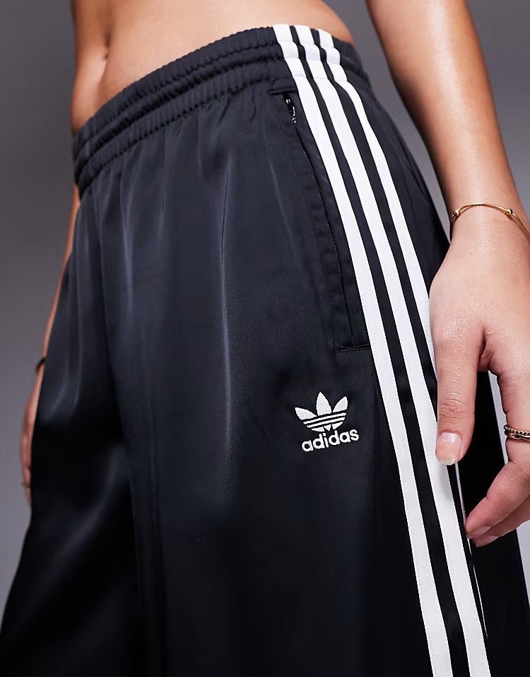 картинка Джоггеры adidas Original от магазина Одежда+