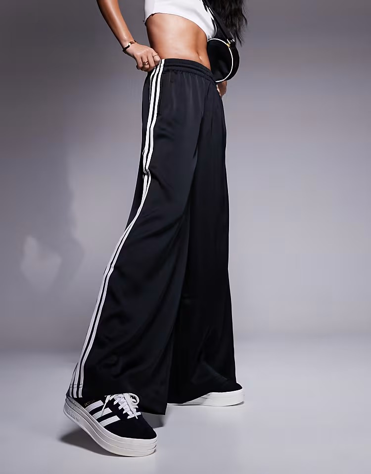 картинка Джоггеры adidas Original от магазина Одежда+